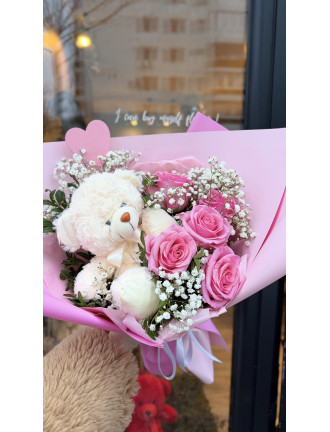 Buchet „Tender Love” – trandafiri roz & ursuleț