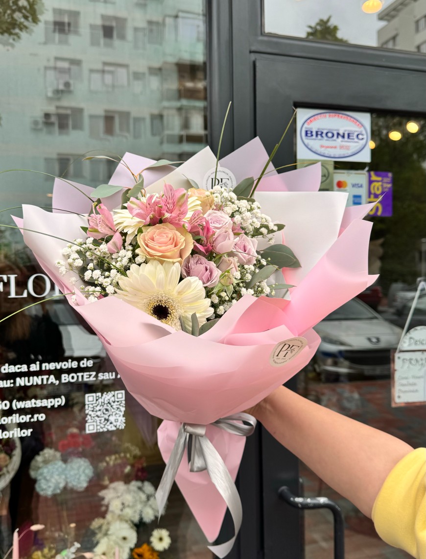 Buchet Blush cu Trandafiri, Gerbera si Alstroemeria