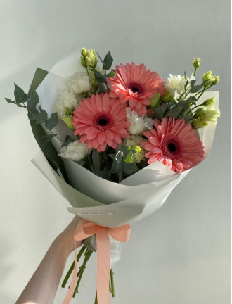 Buchet cu Gerbera si Lisianthus