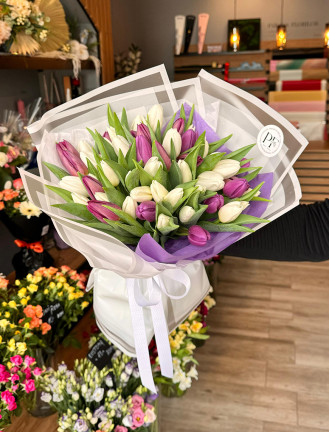 Buchet Modern cu 55 de Lalele Colorate