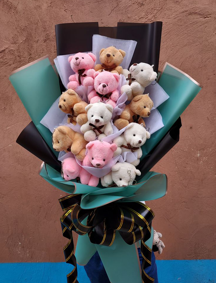 Buchet Surpriza cu 12 ursi plus: Teddy to You