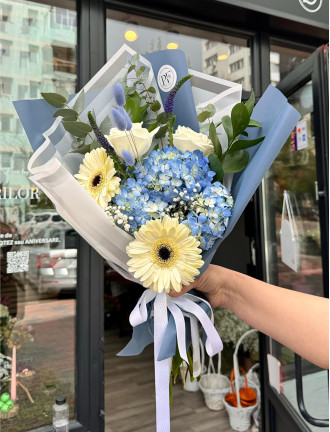 Buchet cu Hortensie, Gerbera si Trandafiri 