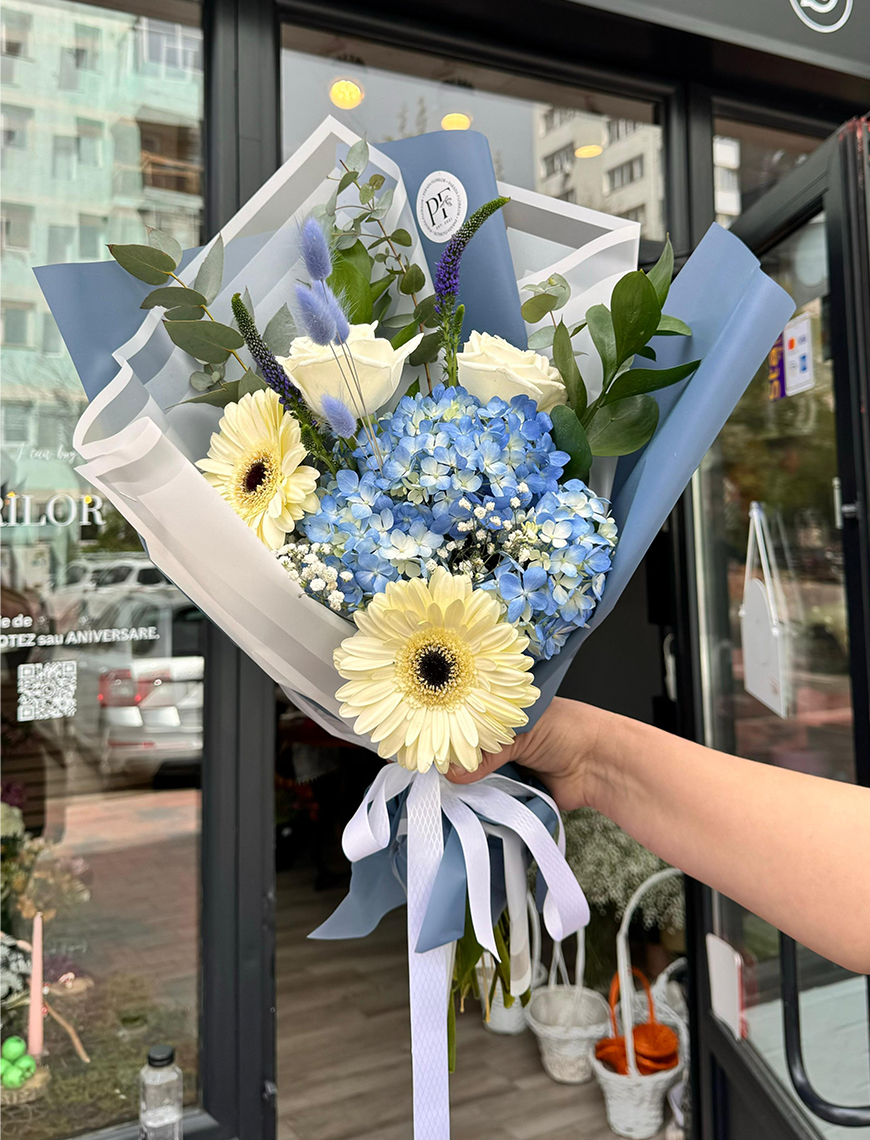 Buchet cu Hortensie, Gerbera si Trandafiri 