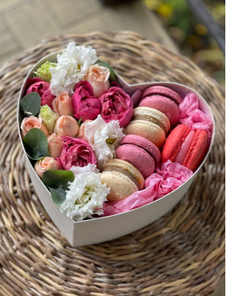 Floral Delights: Cutia cu 5 Delicii si flori colorate