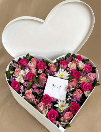 Heartfelt Blooms: Cutia Inimii cu 23 Trandafiri mini și cadou Personalizat