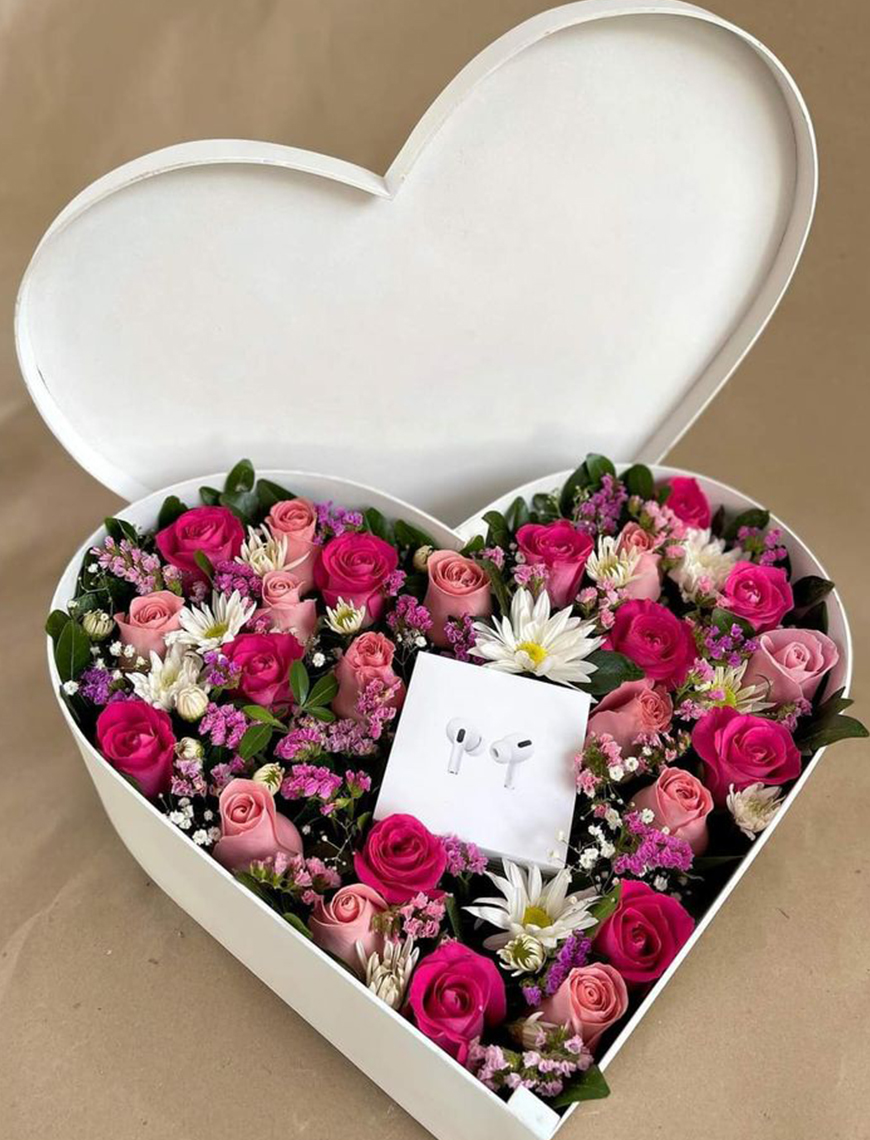 Heartfelt Blooms: Cutia Inimii cu 23 Trandafiri mini și cadou Personalizat